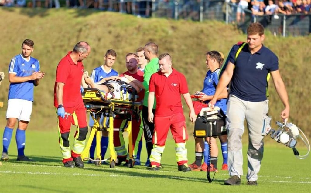 Im August letzten Jahres verletzte sich Marcus Rauer, damals noch Kapitän des VfB Sangerhausen, bei einem Kopfballduell in Farnstädt schwer. Er wurde umgehend ins Krankenhaus gebracht.