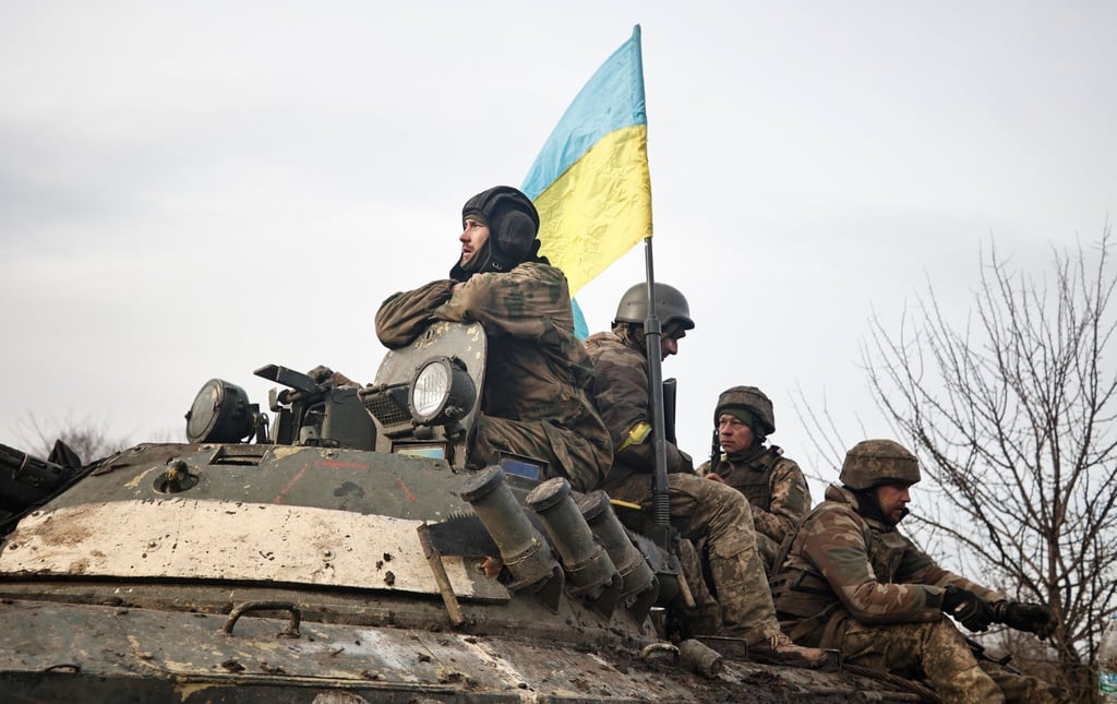 Ukrainische Soldaten beziehen Stellung an der Frontlinie.