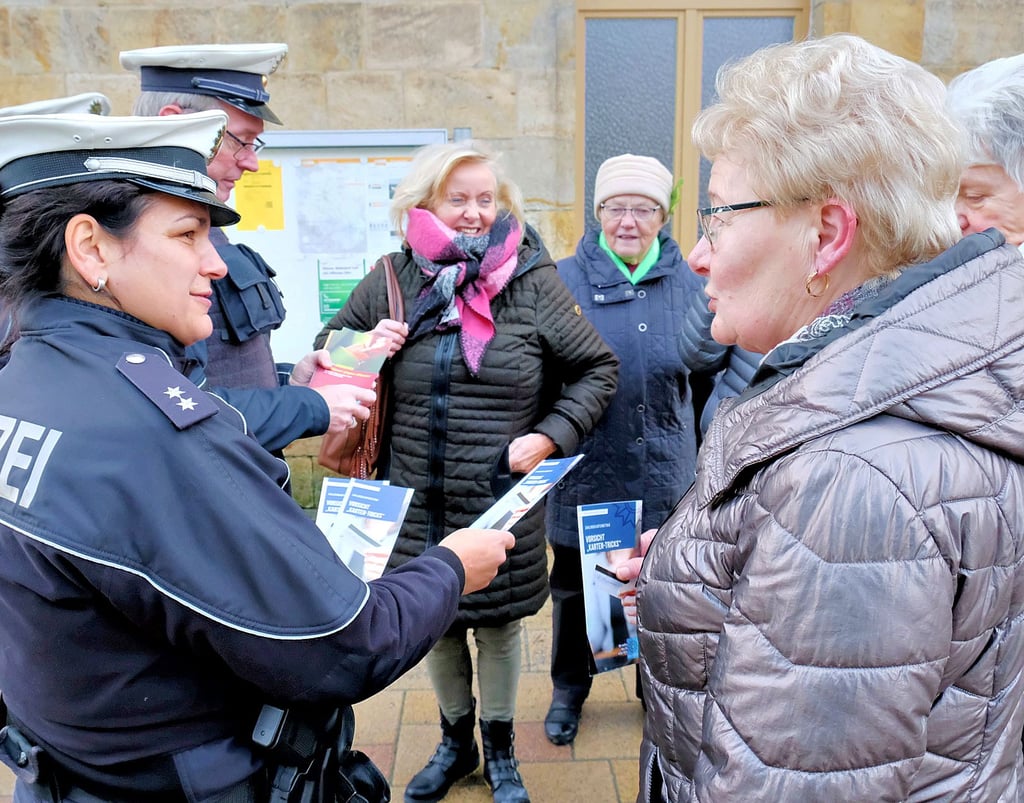 Die Blankenburger Regionalbereichsbeamten Eva Sobert (links) und Peter Schneider (verdeckt) gaben gemeinsam mit Ingo Kühl von der Bundespolizei (zweiter von links) am Bahnhof Blankenburg wertvolle Tipps, wie sich vor allem ältere Menschen vor Taschendieben schützen können. Für die gesellige Reisegruppe der Blankenburger Volkssolidarität kamen die Ratschläge und die Flyer gerade richtig: Sie standen kurz vor der Abfahrt zum Besuch des Magdeburger Weihnachtsmarktes.