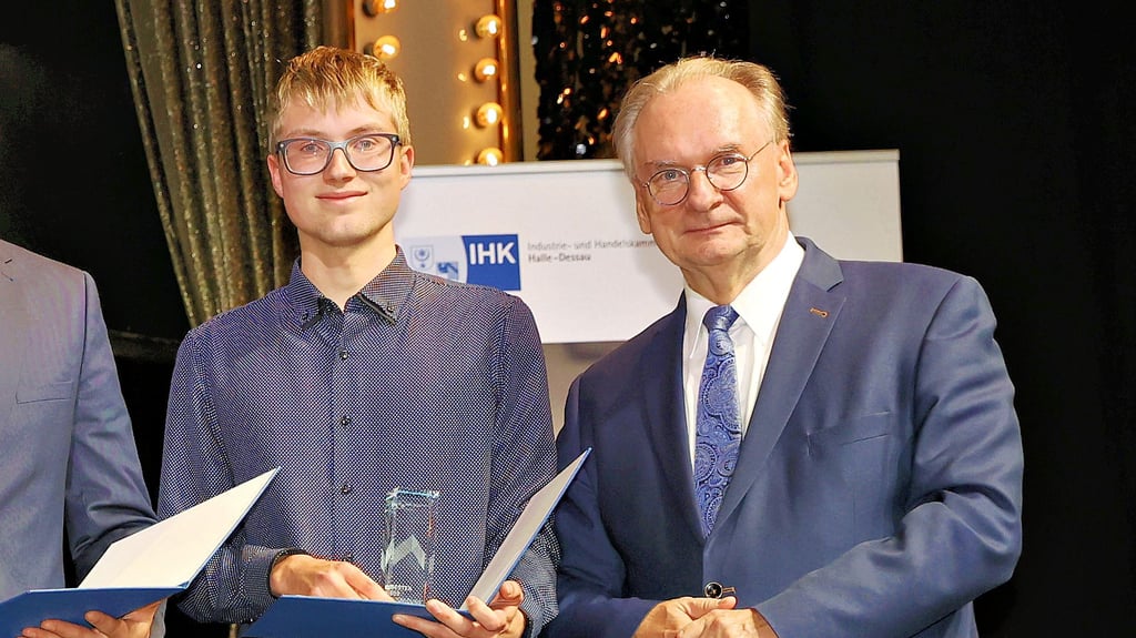 Nico Egerer (links) wurde im Beisein von Ministerpräsident Reiner Haseloff von der IHK Halle-Dessau für seine Leistungen ausgezeichnet.