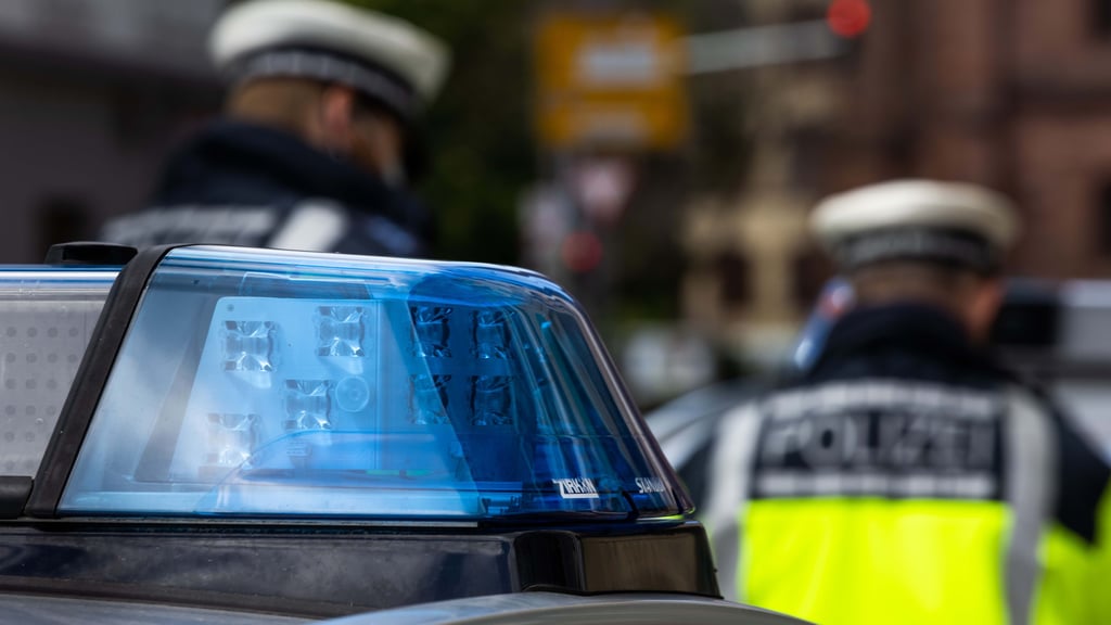 Zwei Polizeibeamte bei der Unfallaufnahme.