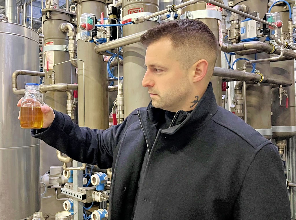 Florian von Rücker präsentiert den Biodiesel, der aktuell in der Tangermünder Anlage in der Arneburger Straße hergestellt wird. Das hochmoderne System ist die Grundlage für modernste Arbeitsbedingungen, sagt der Firmenchef.