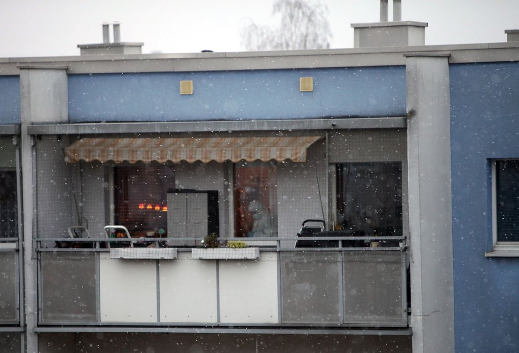 Die Kriminalpolizei arbeitet im Stadtteil Prohlis am Tatort in der Wohnung eines Mehrfamilienhauses.