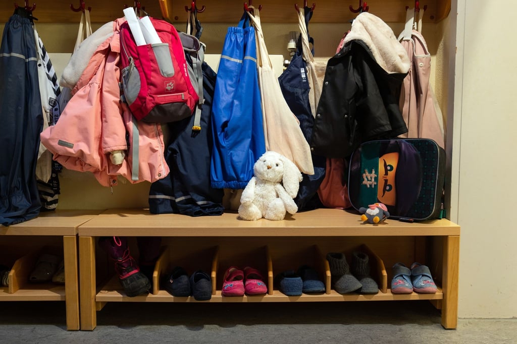 In der Garderobe in einer Kindertagesstätte (Kita) hängen Kinderjacken.