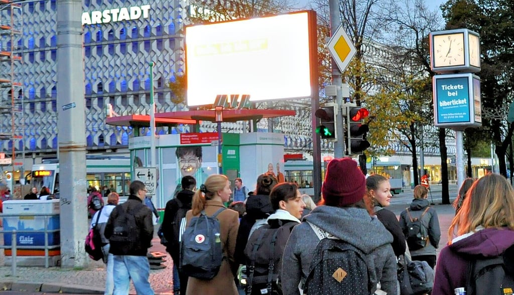 Hier beim morgendlichen „Vorglühen“ noch jungfäulich weiß – die LED-Anzeige an der Ecke Ernst-Reuter-Allee/Breiter Weg. Alltäglich beschickt die Stadtverwaltung die Lichtwand zum Beispiel mit Veranstaltungstipps und geschichtlichen wie aktuellen Informationen über Magdeburg. Jetzt kommt die Klima-Uhr dazu. 