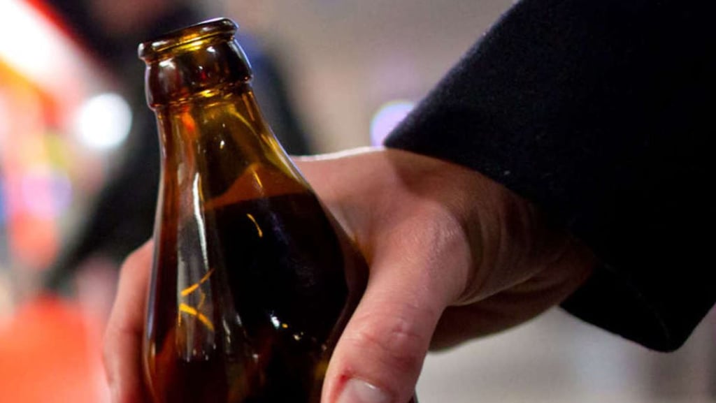 Gegen den Kopf gezielt: Mit einer Glasflasche ist ein 45-Jähriger in Magdeburg krankenhausreif geschlagen worden. Symbolbild: