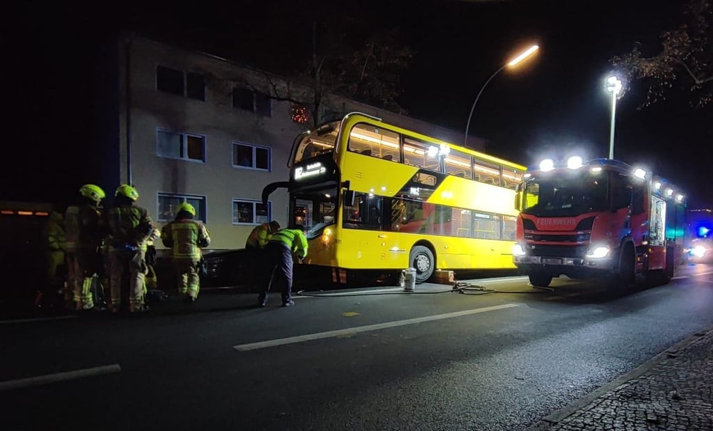 In Berlin-Steglitz sind bei einem schweren Verkehrsunfall mit einem BVG-Bus zwei Fußgänger unter den Doppeldecker geraten.
