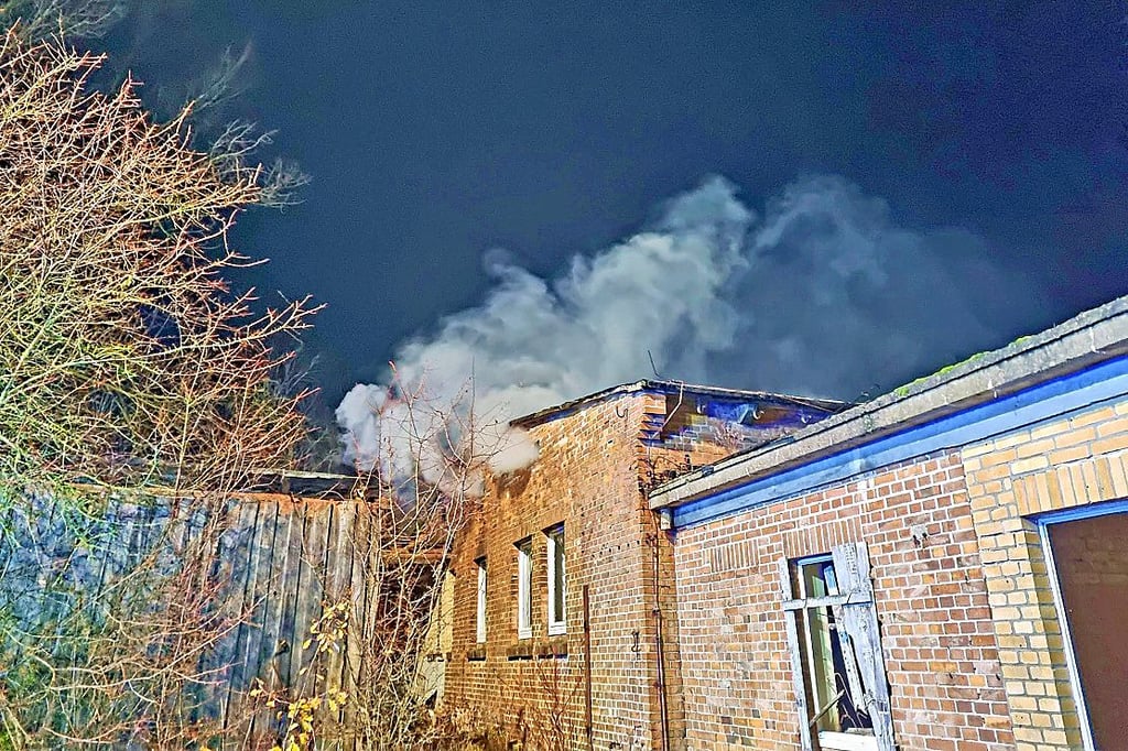 Rauch über dem ehemaligen Verwaltungsgebäude auf dem Sketgelände. Der Brand hatte sich schon bis zum Dach durchgefressen.