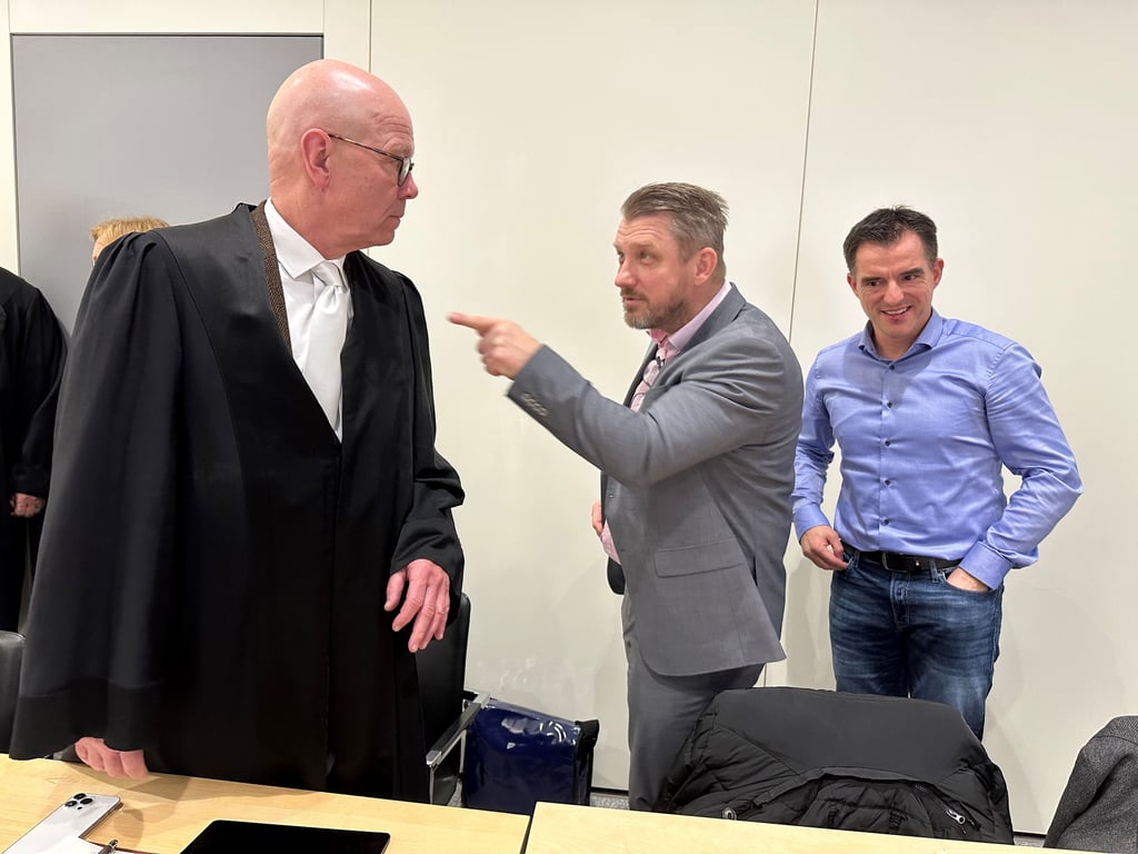 Kreisumlagen-Streit vor dem OVG: Die Bürgermeister von Calbe und Hecklingen, Sven Hause und Hendrik Mahrholdt (r.) im Gespräch mit ihrem Anwalt Professor Doktor Dombert.