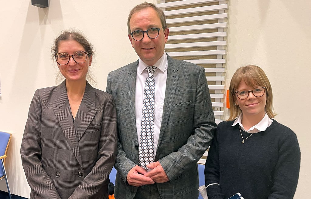 Landrat Markus Bauer (SPD) begrüßte im letzten Kreistag des Jahre, US-Konsulin Julia Hozakowska (l.) und Barbara Bein, Referentin für Politik im US-Generalkonsulat Leipzig.