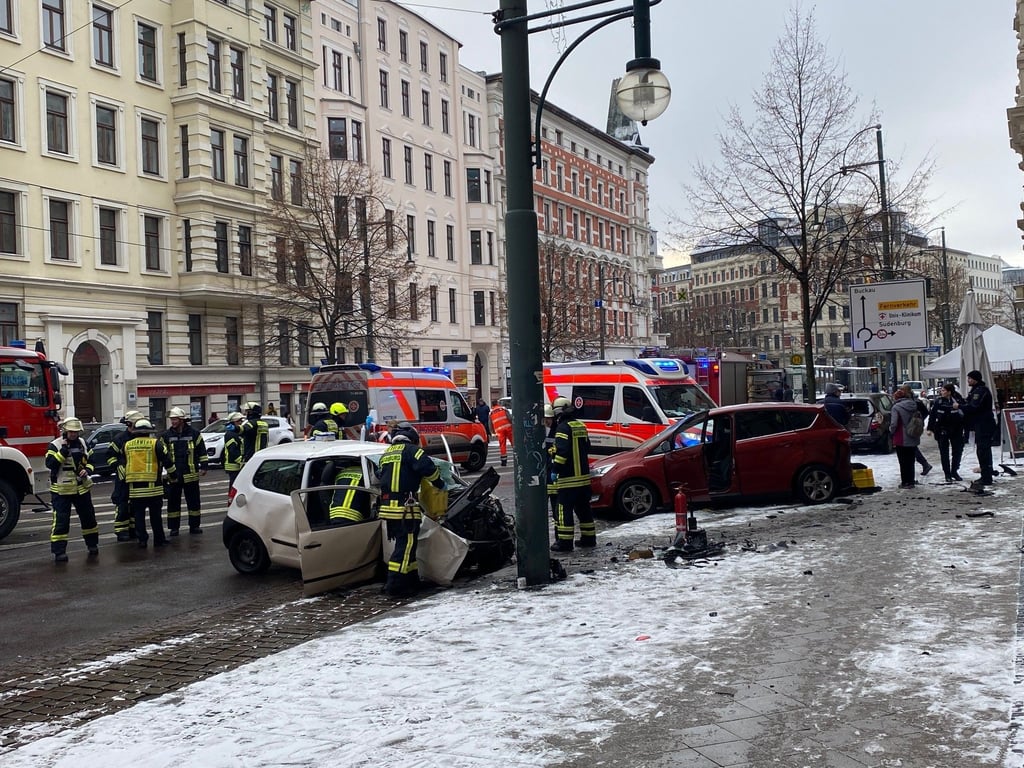 Nahe dem Magdeburger Hasselbachplatz hat sich am Montag (12. Dezember 2022) ein schwerer Unfall ereignet.