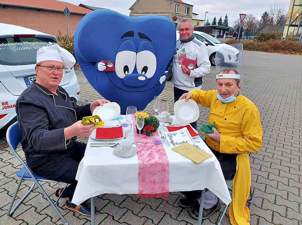 Die Gastwirte Detlef Ballendat (links) aus Sandau und Manfred Hippeli (rechts) aus Havelberg haben für die neue Aktion mit dem Blaue-Herzen-Verein schon einmal symbolisch einen Tisch gedeckt.