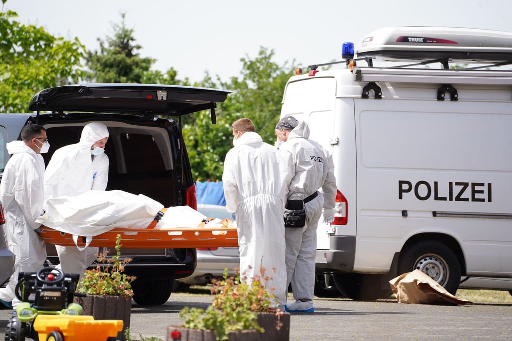Ermittler der Polizei arbeiten nach der brutalen Tötung eines 39-Jährigen mit einer Axt am Tatort in Kalletal.