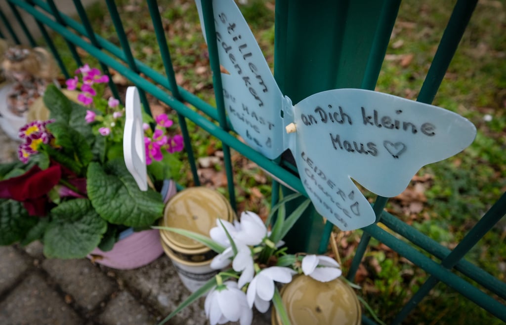 Nach dem Fund der Babyleiche in Halle hatten Anwohner und Beschäftigte am Tatort Blumen abgelegt und Kerzen aufgestellt.