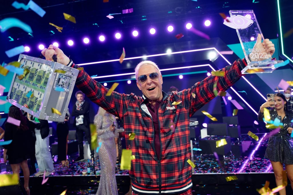 Der Box-Manager Rainer Gottwald jubelt über seinen Gewinn in der Reality-Show „Promi Big Brother“ im Sat.1 Fernsehen.