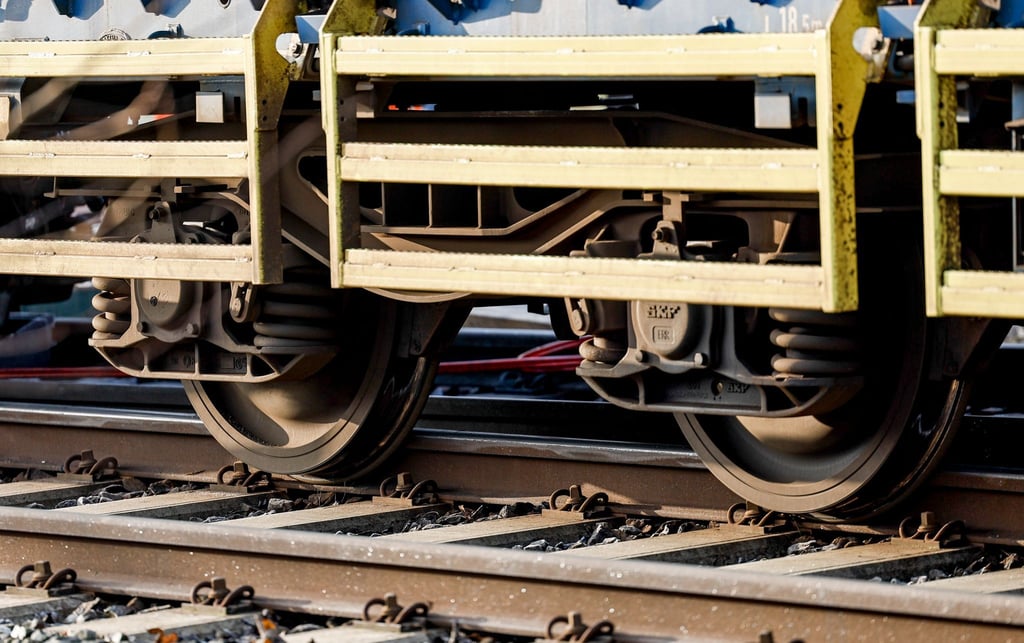 Beim Rangieren sind zwei Waggons eines Autozuges in Niebüll entgleist.