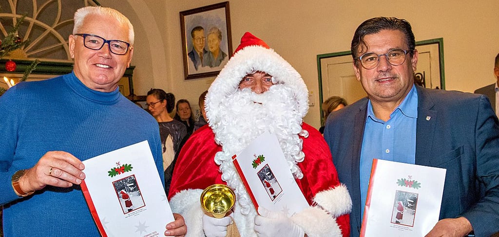 OB Armin Müller (r.) und Tageblatt/MZ-Redaktionsleiter Albrecht Günther schiken gemeinsam mit dem Weihnachtsmann die Heimatbriefe auf die Reise.