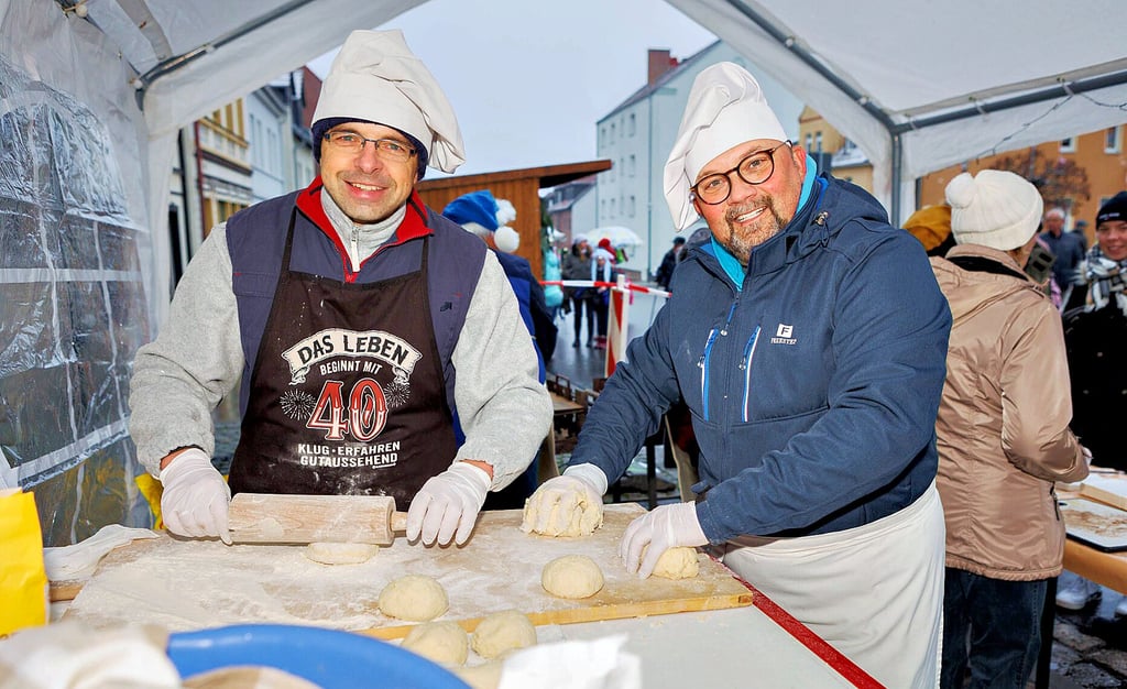 René Otto und Jörg-Andreas List rollen den Teig für die hiesige Spezialität "Osterfelder Platz" aus.
