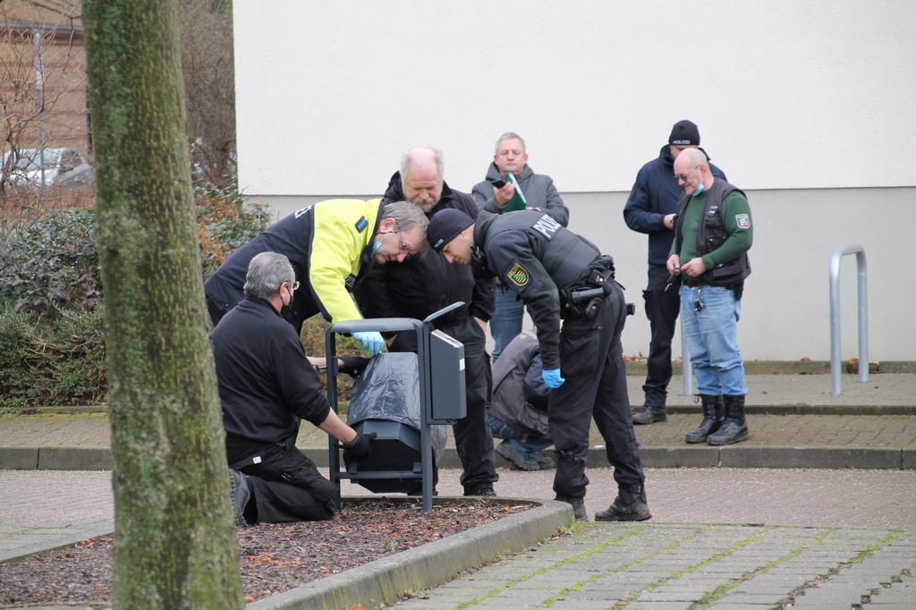 Nach dem Fund der Babyleiche hatten Einsatzkräfte der Polizei am Tatort nach Spuren gesucht.