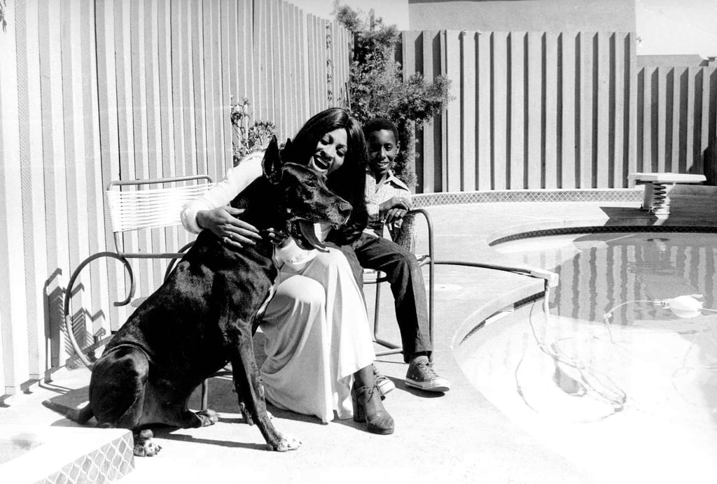 Tina Turner moit ihrem Sohn Ronnie und Hund Onyx 1972 am Pool ihres Hauses in View Park. Ronnie Turner ist in Kalifornien gestorben.