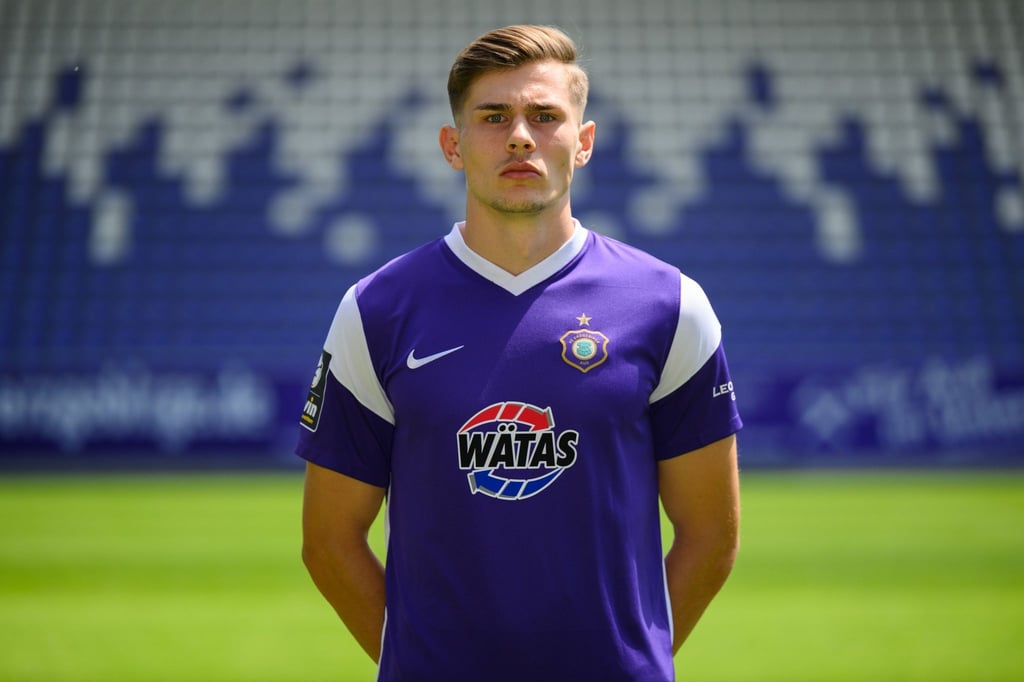 Lenn Jastremski vom FC Erzgebirge Aue schaut in die Kamera.