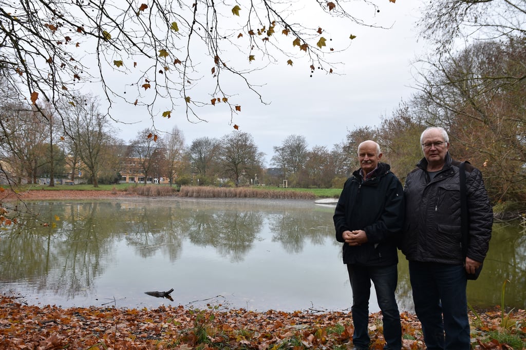 Hans Weschke und Harald Rohr stehen am Ufer des Ottersleber Teiches in Magdeburg. Das Gewässer liegt direkt am Ortseingang.