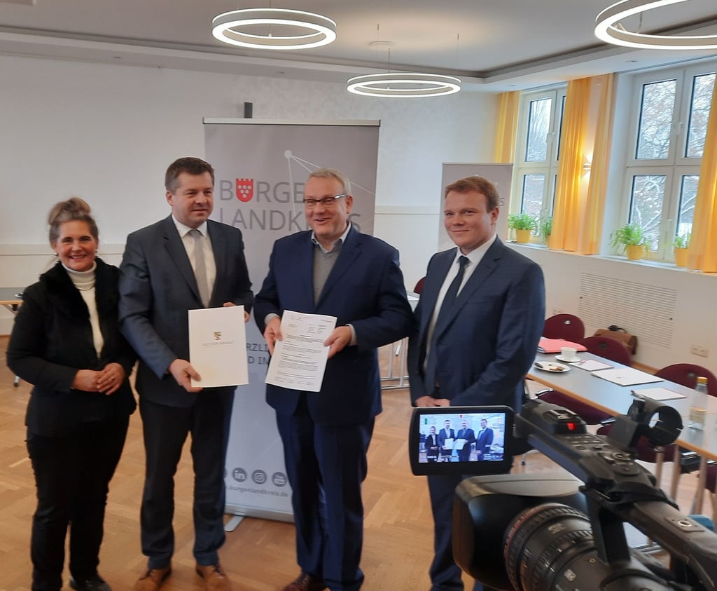 Die Landtagsabgeordnete Elke Simon-Kuch, Sachsen-Anhalts Wirtschaftsminister Sven Schulze, Landrat Götz Ulrich (alle drei CDU) und André Zschuckelt, der die Stabstelle für Strukturwandel des Burgenlandkreises leitet, beim Pressetermin im Chemie- und Industriepark Zeitz.