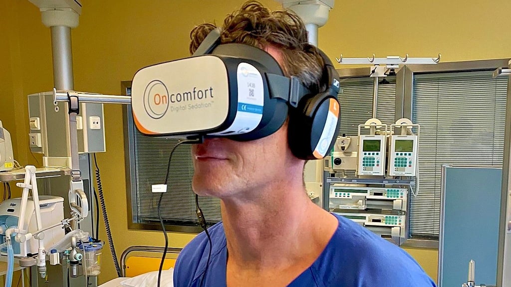 Klinikum Dessau : Intensivpfleger Henry Lehnert als Proband für die VR-Brille.