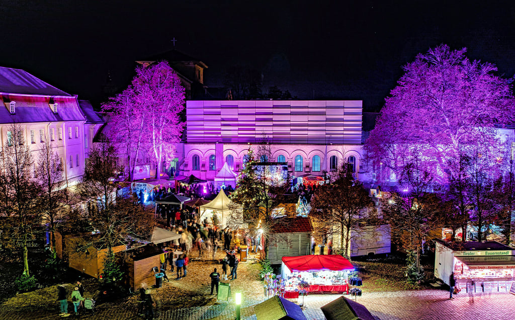 Blick vom Schloss Köthen auf die „Schlossweihnacht“, den von der Köthen Kultur und Marketing (KKM) organisierten Weihnachtsmarkt