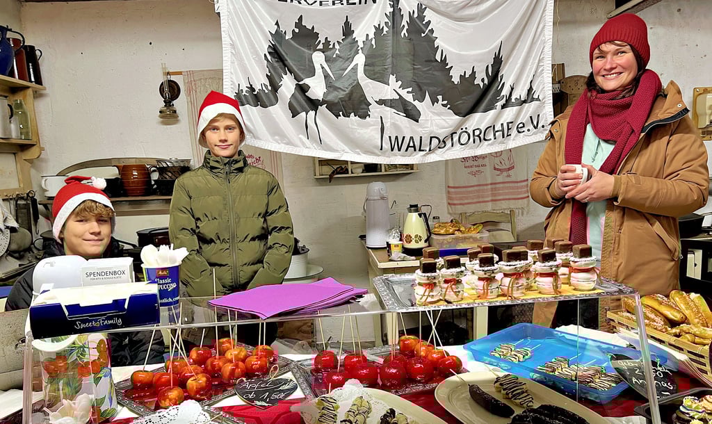 Die „Waldstörche“ verkauften auf dem Museumshof Süßes und Heißes, im Nachbarraum luden sie die Kinder zum Basteln ein.
