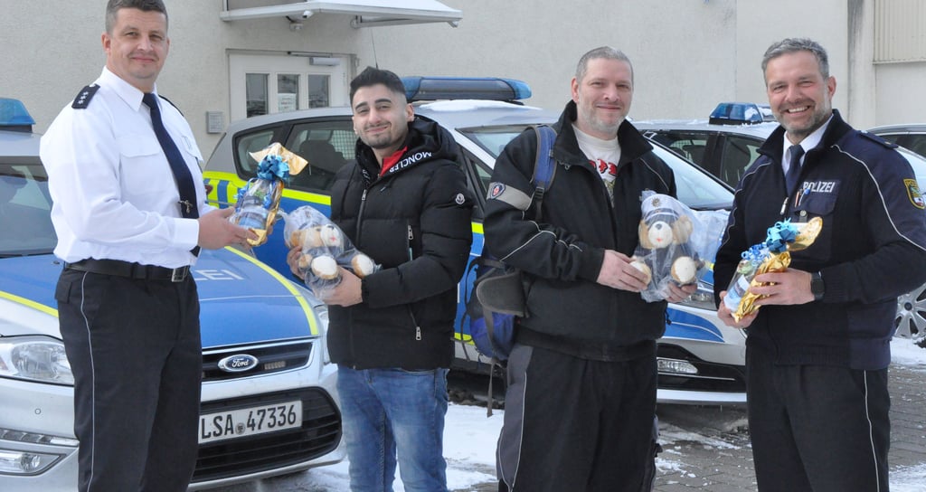 Revierleiter Thomas Kriebitzsch (rechts) und Pressesprecher Jens Sturm dankten Mohammed Ibrahim (2. von links) und Peter Hoffmann für ihre Zivilcourage.