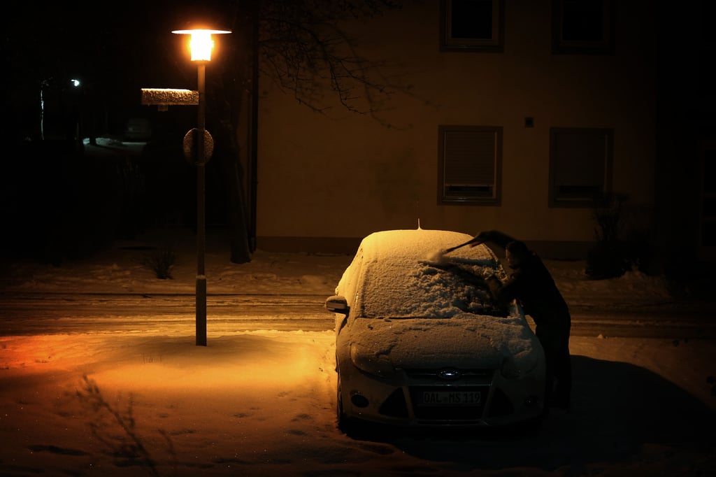 Winter im Jerichower Land: Wie Schnee die Menschen in Burg bei Magdeburg  mit Handfeger und Eiskratzer verbindet