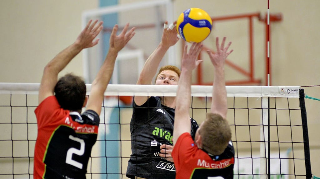 Hendrik Herms (Mitte) und die Altmark Volleys aus Gardelegen gewannen in Halle/Saale beim USV II.