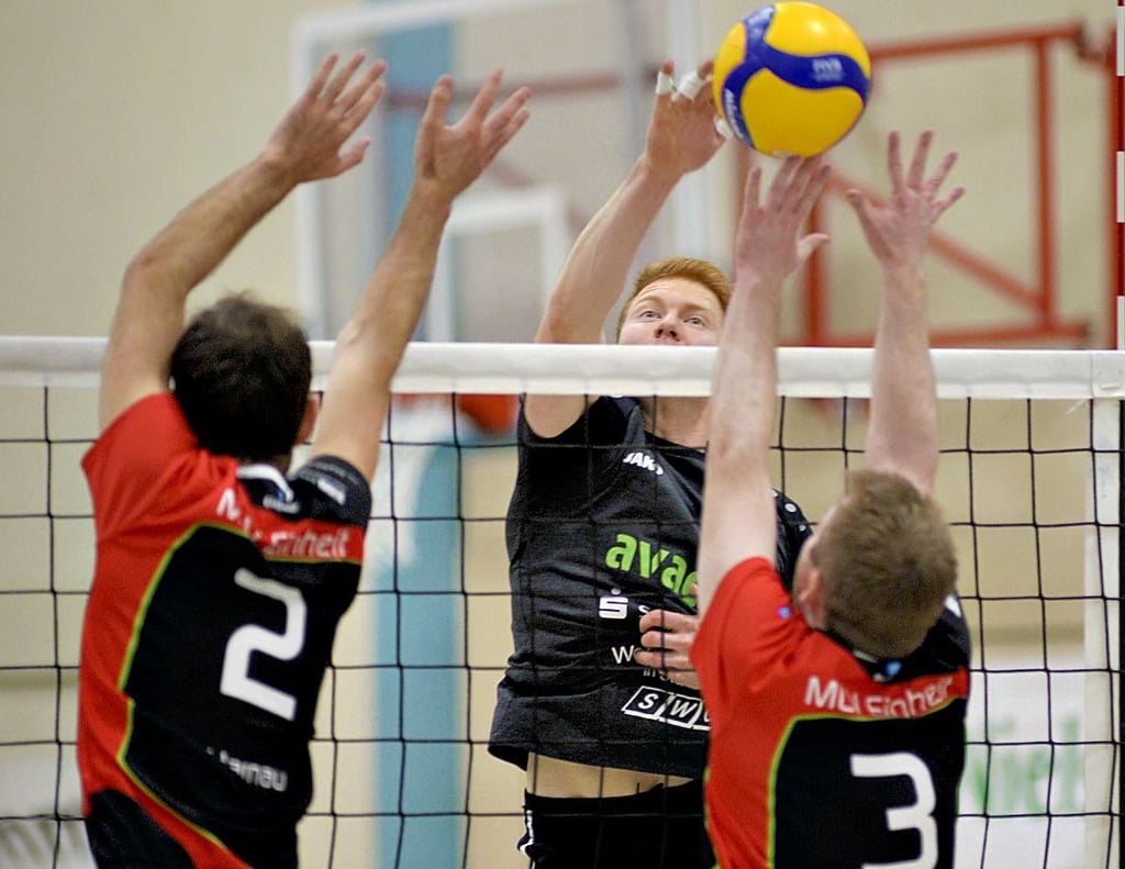 Hendrik Herms (Mitte) und die Altmark Volleys aus Gardelegen gewannen in Halle/Saale beim USV II.