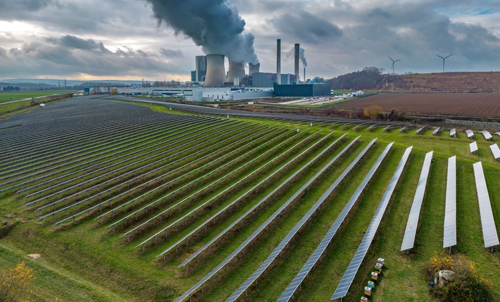 Solarpark Inden, ein Photovoltaik-Park in Inden(Nordrhein-Westfalen), am Braunkohle Kraftwerk Weisweiler der RWE Power AG in Eschweiler-Weisweiler.
