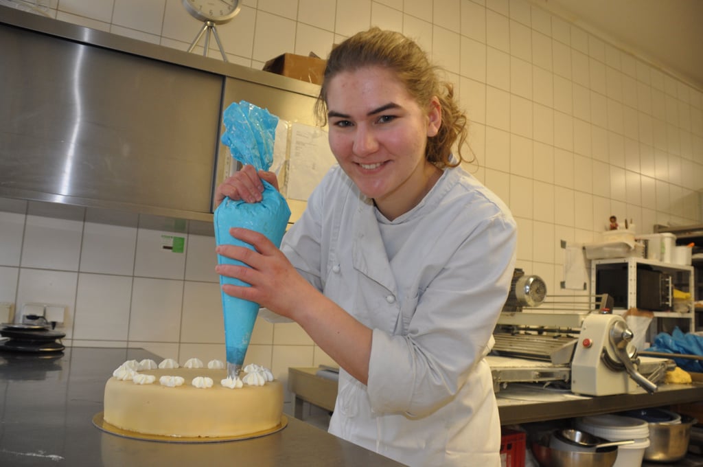 Penelope Jenke bereitet eine Torte im Magdeburger Kaffeehaus Köhler zu