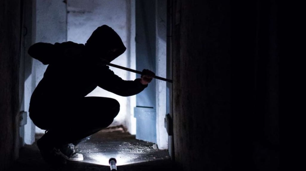 Diebe sind am Montagmorgen in ein Café in Salzwedel eingebrochen und haben Tausende Euro gestohlen. Die Polizei sucht nach Zeugen.