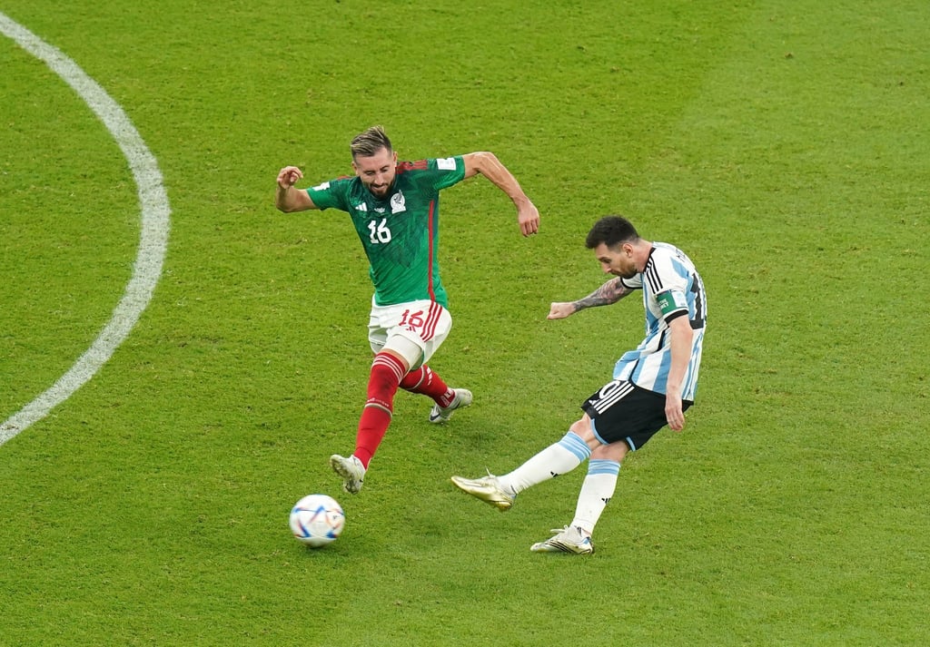 Argentiniens Lionel Messi (r) kommt gegen Mexikos Hector Herrera zum Torabschluss.
