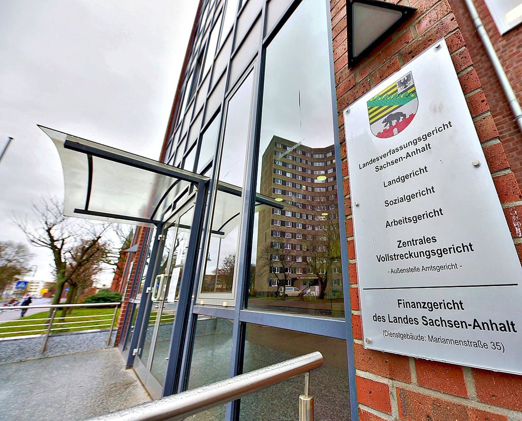 Ein Wittenberger soll mehrfach auf einen Bekannten eingestochen haben. Vor dem Landgericht Dessau muss sich der Angeklagte verantworten.