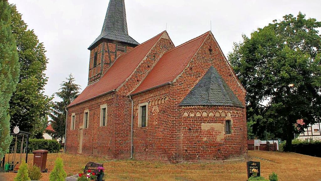 An der kleinen Backsteinkirche in Jerchel (Tangerhütte) wurden die privat gesponderten LED-Strahler geklaut. Sie waren auf der Rückseite installiert.