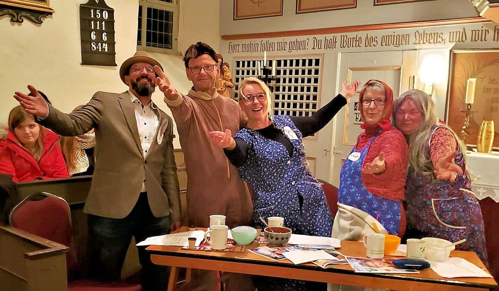 Mit einem märchenhaften Sketch, der im Altersheim spielt, begeistern Markus Rehan (v.l.) als Hans im Glück, Udo Cherubim als Wolf, Susanne Cherubim als Rapunzel, Heike Sue als Rotkäppchen und Angela Schwab als Schneewittchen das Publikum.