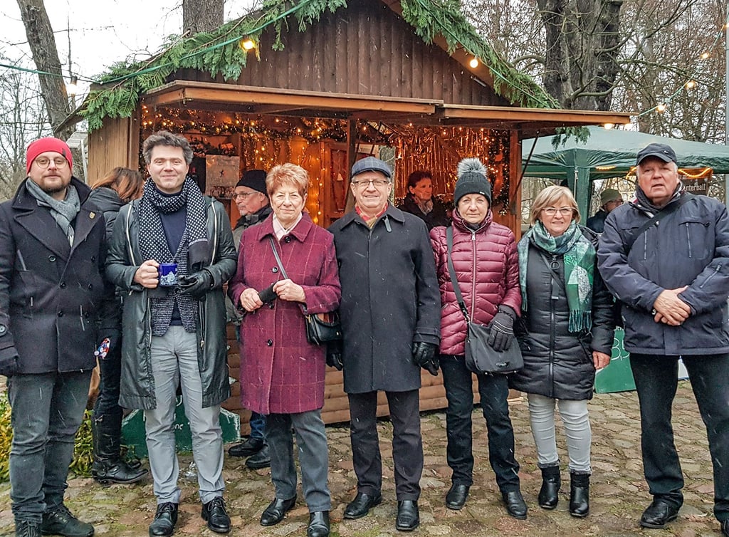 Besuch aus Nah und Fern kam zum Adventmarkt auf die Roßlauer Burg. Neben Oberbürgermeister Robert Reck und Ortsbürgermeisterin Christa Müller (2. und 3. von links), waren auch der Bürgermeister der tschechischen Partnerstadt Roudnice nad Labem Frantiszek Padelek, Vizebürgermeister Richard Cerveny und Stadtrat Vladimir Urban zu Gast.
