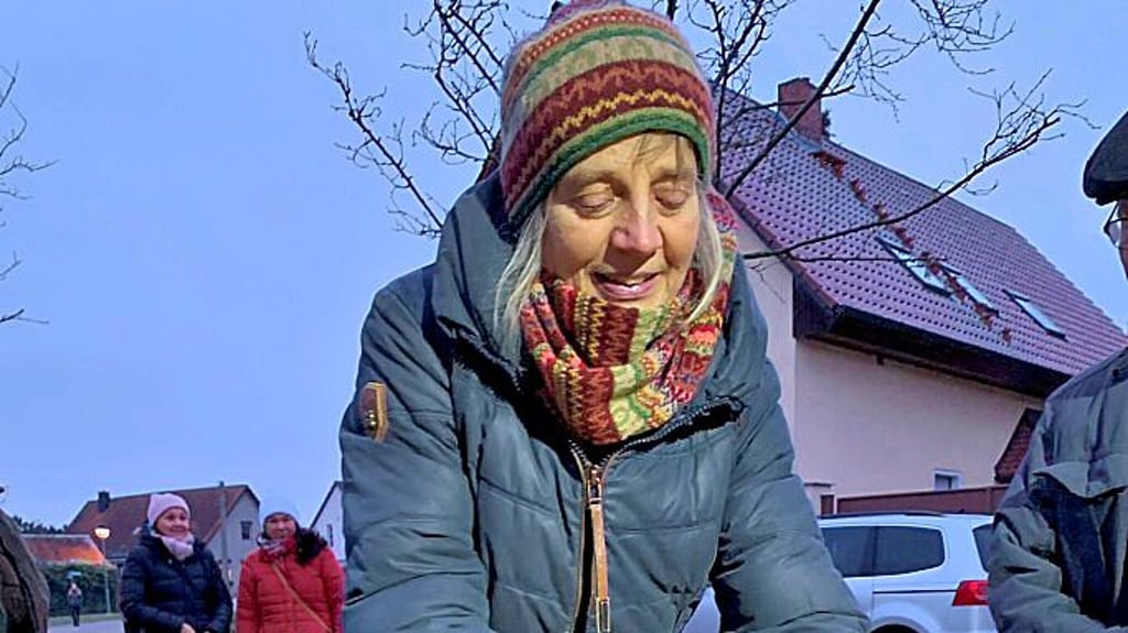 Liselotte Rose schneidet frisch gebackenes Brot bei der Eröffnung des Backhauses.