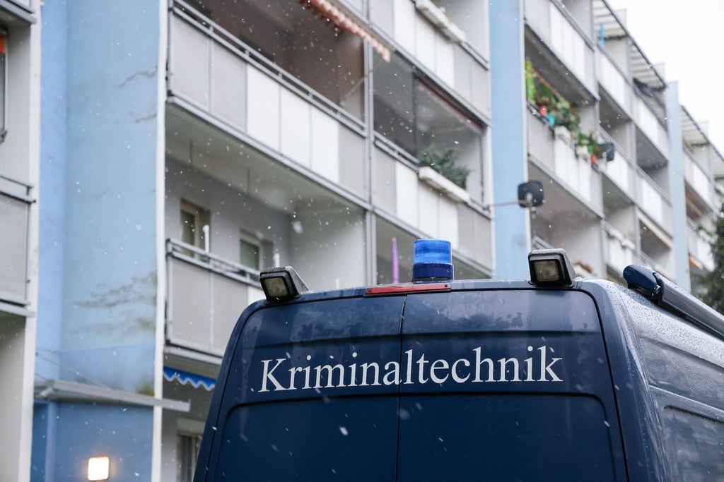 Ein Fahrzeug der Kriminalpolizei steht im Stadtteil Prohlis.