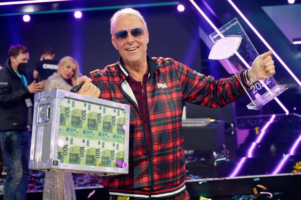 Box-Manager Rainer Gottwald bejubelt seinen Sieg in der Sat.1-Reality-Show „Promi Big Brother“.