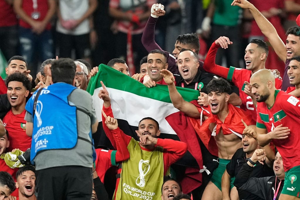 Marokkos Mannschaft feierte den Sieg gegen Spanien mit einer palästinensischen Flagge.