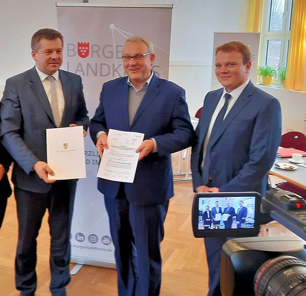 Sachsen-Anhalts Wirtschaftsminister Sven Schulze überreichte Landrat Götz Ulrich (beide CDU) und André Zschuckelt, der die Stabstelle für Strukturwandel des Burgenlandkreises leitet, beim Pressetermin im Chemie- und Industriepark Zeitz einen Förderbescheid.