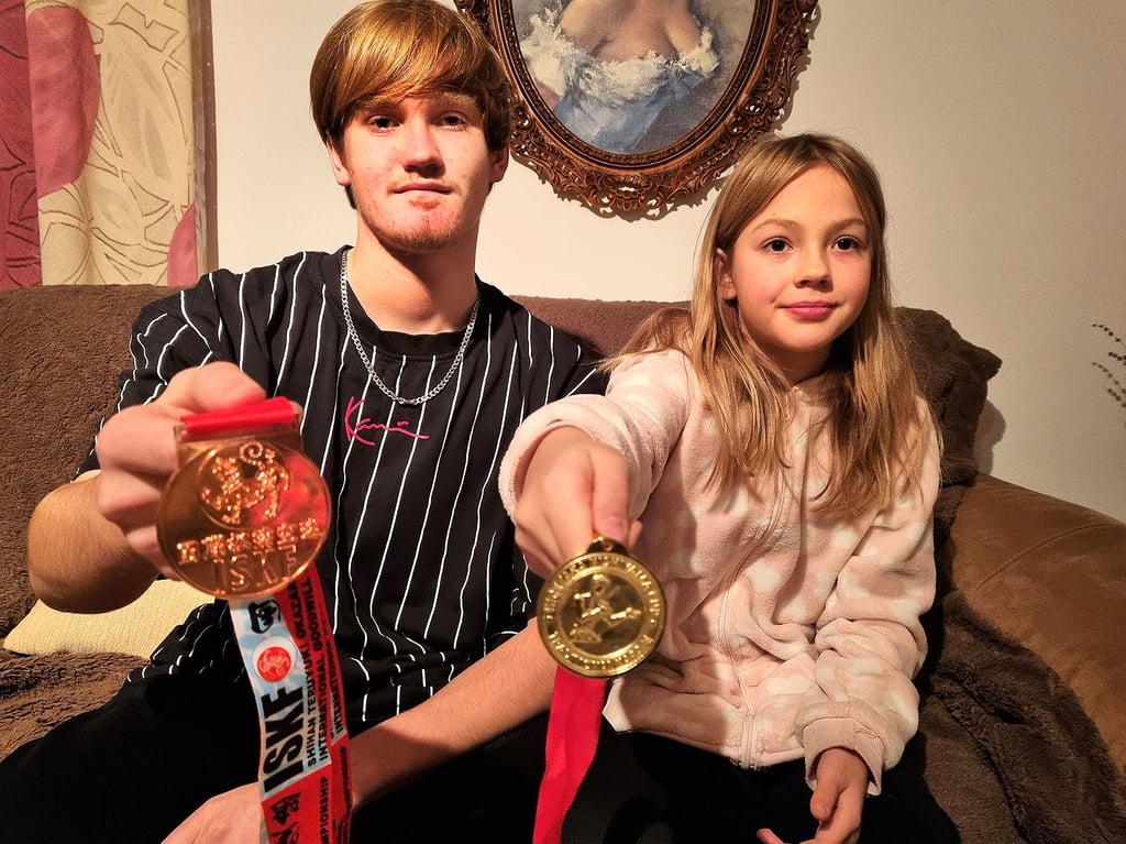 Stolz zeigen Keven und Lisa Winkelmann ihre ersten auf internationalem Parkett gewonnenen Medaillen. Die Zehnjährige hat es dabei sogar geschafft, Kinder-Weltmeisterin zu werden.