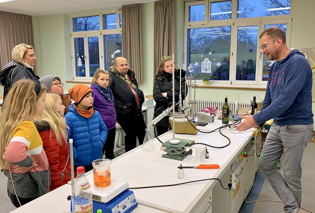 Chemielehrer Markus Heidecke demonstriert Besuchern in Gröbzig die Elektrolyse mit einem Hofmannschen Zersetzungsapparat.