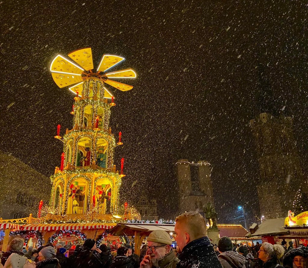 Herrlich oder? Im Schneetreiben wie hier am Sonntagabend ist der Weihnachtsmarkt in Halle doppelt so schön.